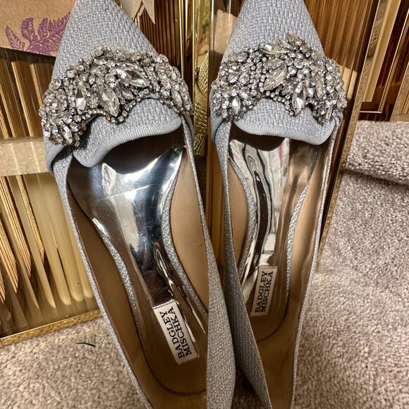 The Badgley Mischka Silver Flats Size10 - Picture 2 of 7